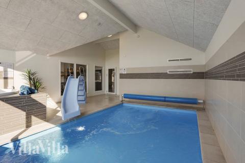 Sommarstuga 377 är inredd med en smakfull poolavdelning som har vattenrutschbana, ett stort inbyggt spapad och bastu