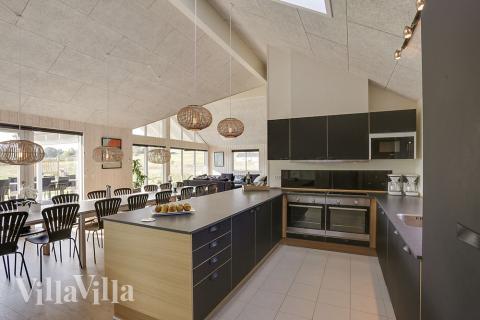 Köket i lyxstuga nr 377 är utrustat så att ni kan laga mat till 18 personer.