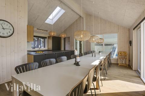 Det stora ljusa vardagsrummet i lyxstuga nr 377 för 18.