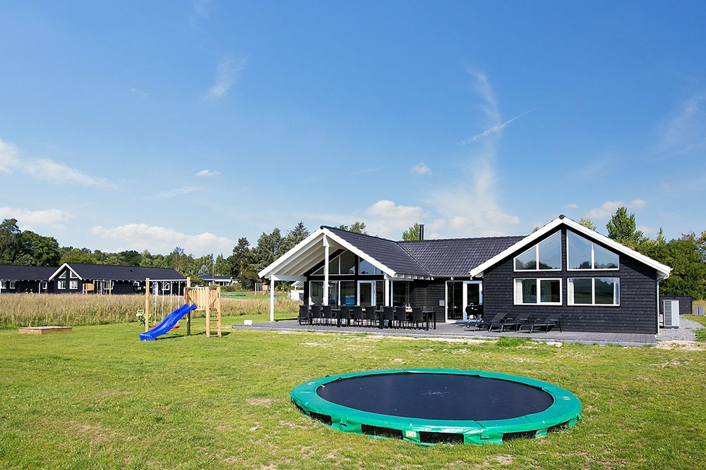 Detta vackra poolhus är beläget nær Vejby strand och ett fåtal kilometer från den trevliga strandpromenaden, mysiga caféer och restauranger och den barnvänliga stranden i Rågeleje.
