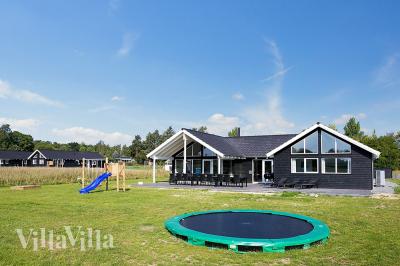 Detta vackra poolhus är beläget nær Vejby strand och ett fåtal kilometer från den trevliga strandpromenaden, mysiga caféer och restauranger och den barnvänliga stranden i Rågeleje.