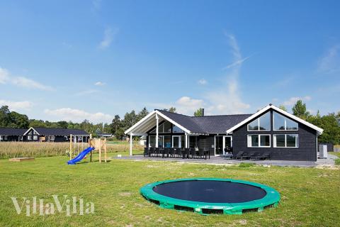 Detta vackra poolhus är beläget nær Vejby strand och ett fåtal kilometer från den trevliga strandpromenaden, mysiga caféer och restauranger och den barnvänliga stranden i Rågeleje.
