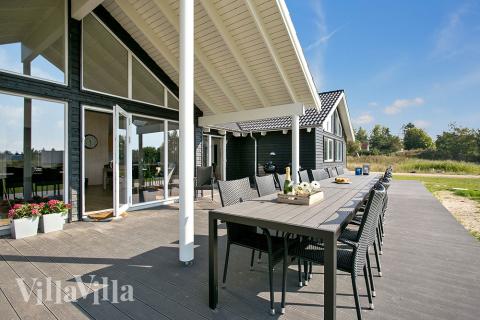 Njut av en grillkväll på terrassen i lyxstuga nr 377 i Nordsjälland