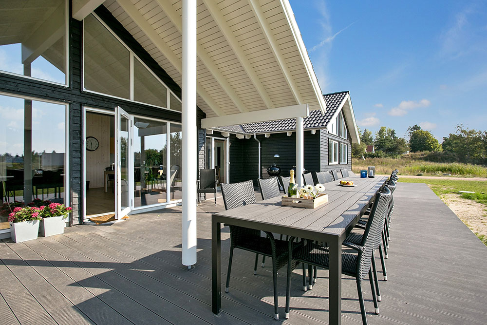 Njut av en grillkväll på terrassen i lyxstuga nr 377 i Nordsjälland