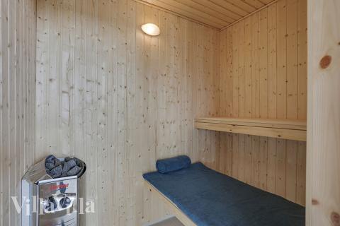 Njut av bastuvärmen i lyxstuga nr 377 för 18 personer