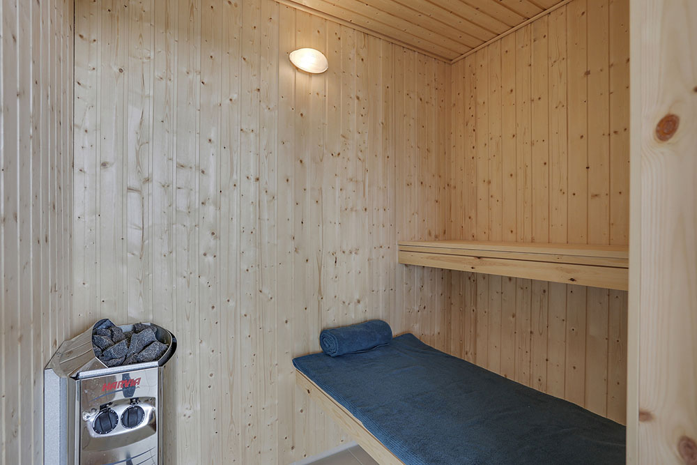 Njut av bastuvärmen i lyxstuga nr 377 för 18 personer