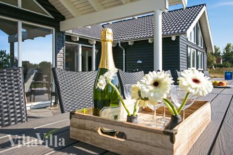 Lyxstuga nr 377 har en härlig terrass med sköna trädgårdsmöbler för 18 personer.