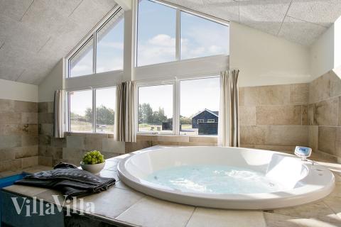 Njut av spabadets värme i lyxstuga nr 378 i Nordsjälland