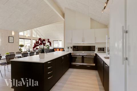 Köket i lyxstuga nr 378 är utrustat så att ni kan laga mat till 18 personer.