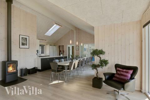 Det stora ljusa vardagsrummet i lyxstuga nr 378 för 18.