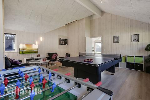 Tävla i sommarhusets aktivitetsrum när ni besöker lyxhus nr 378 i Nordsjälland.