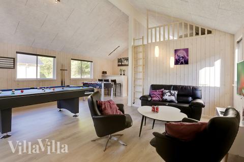 Aktivitetsrum i lyxstuga nr 378 med 7 sovrum och plats för 18 personer.