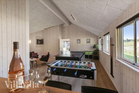 Lyxstuga 378 för 18 personer har ett stort aktivitetsrum med bl.a. biljard och dart