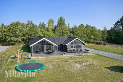 Den praktfulla poolstugan nr 378 med plats för 18 personer ligger i Nordsjälland