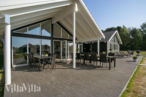 Lyxstuga nr 378 har en härlig terrass med sköna trädgårdsmöbler för 18 personer.