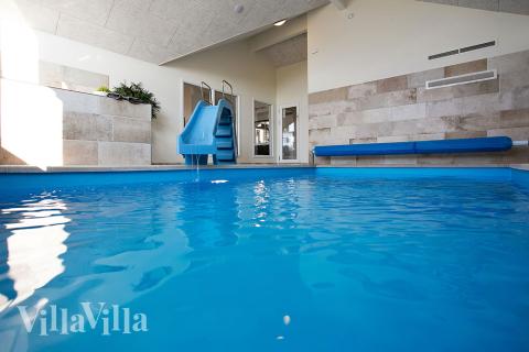 Den härliga poolen i lyxstuga nr 378 för 18 personer