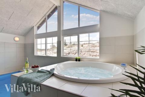 Njut av spabadets värme i lyxstuga nr 383 i Vestjylland