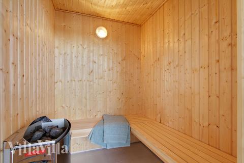 Njut av bastuvärmen i lyxstuga nr 383 för 18 personer