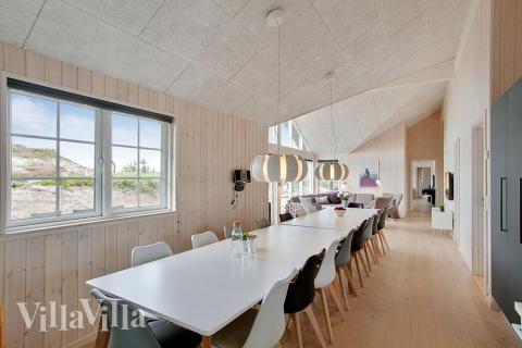 Ni kan sitta 18 personer tillsammans i vardagsrummet när ni besöker lyxhus nr 383 i Vestjylland.