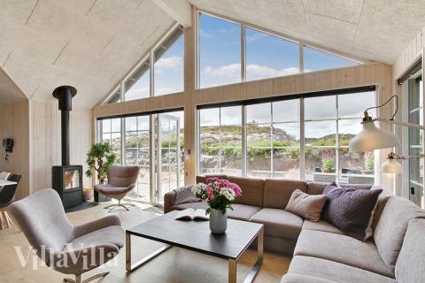 Det stora ljusa vardagsrummet i lyxstuga nr 383 för 18.