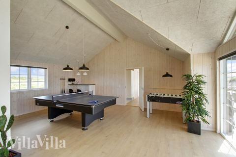 Aktivitetsrum i lyxstuga nr 383 med 7 sovrum och plats för 18 personer.