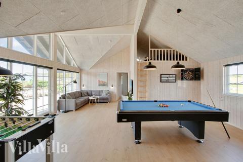 Förutom de många timmar som du kan tillbringa i stugans poolavdelning erbjuder lyxstuga 383 även biljard, bordtennis och dart