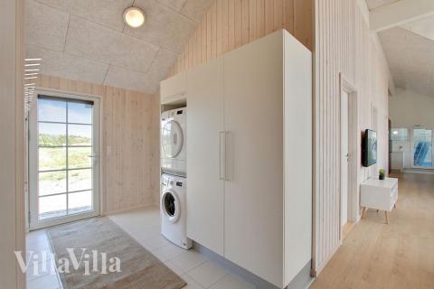 Den rymliga entrén i lyxstuga nr 383 i Vestjylland