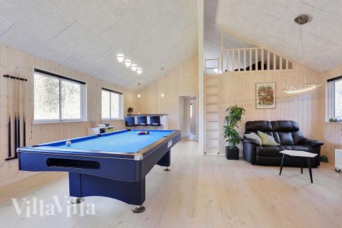 Förutom de många timmar som du kan tillbringa i stugans poolavdelning erbjuder lyxstuga 384 även biljard, bordtennis och dart