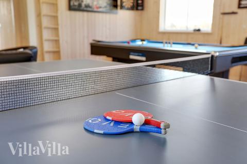 Aktivitetsrum i lyxstuga nr 384 med 7 sovrum och plats för 20 personer.