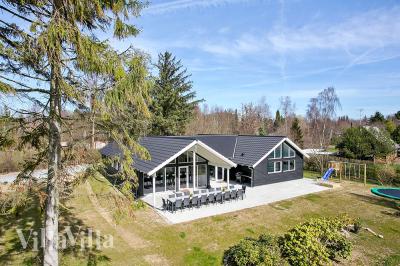 Den praktfulla poolstugan nr 384 med plats för 20 personer ligger i Nordsjälland