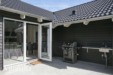 Lyxstuga nr 384 har en härlig terrass med sköna trädgårdsmöbler för 20 personer.