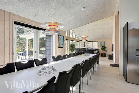 Det stora ljusa vardagsrummet i lyxstuga nr 384 för 20.