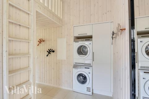 Den rymliga entrén i lyxstuga nr 384 i Nordsjälland