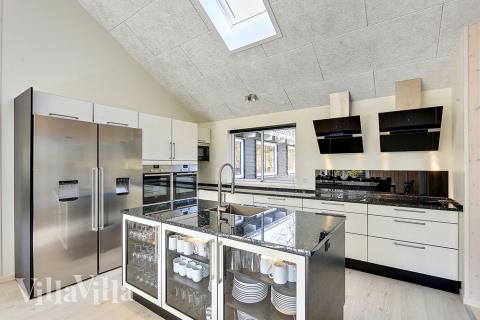 Köket i lyxstuga nr 384 är utrustat så att ni kan laga mat till 20 personer.