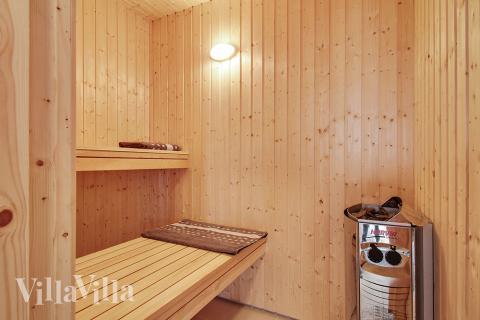 Njut av bastuvärmen i lyxstuga nr 386 för 18 personer