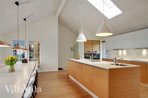 Köket i lyxstuga nr 386 är utrustat så att ni kan laga mat till 18 personer.