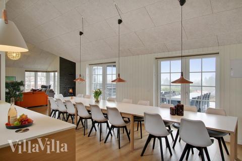 Det stora ljusa vardagsrummet i lyxstuga nr 386 för 18.