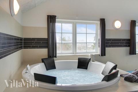 Njut av spabadets värme i lyxstuga nr 386 i Østjylland