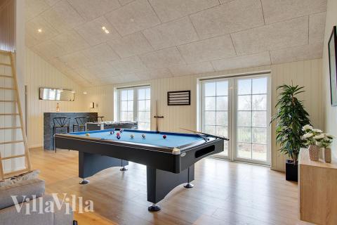 Förutom de många timmar som du kan tillbringa i stugans poolavdelning erbjuder lyxstuga 386 även biljard, bordtennis och dart