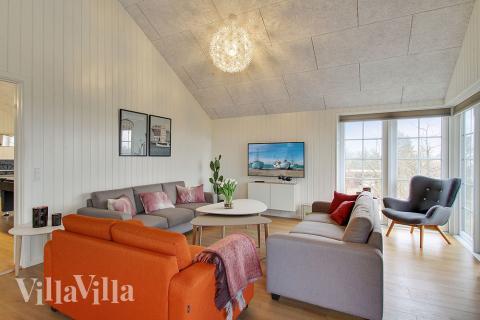 Vardagsrummet i lyxstuga nr. 386 har plats för 18 personer.