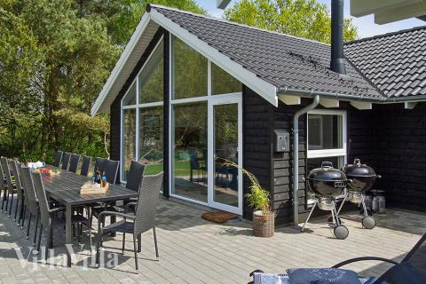 Lyxstuga nr 380 har en härlig terrass med sköna trädgårdsmöbler för 14 personer.