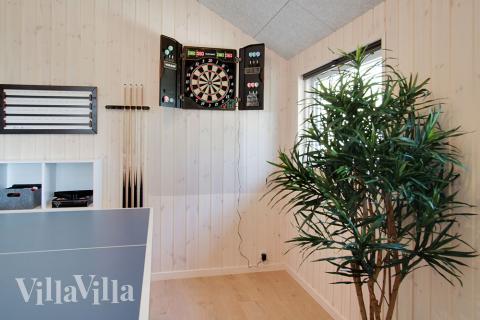 Lyxstuga 380 för 14 personer har ett stort aktivitetsrum med bl.a. biljard och dart