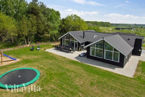 Njut av en grillkväll på terrassen i lyxstuga nr 380 i Østjylland