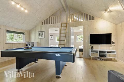 Förutom de många timmar som du kan tillbringa i stugans poolavdelning erbjuder lyxstuga 380 även biljard, bordtennis och dart