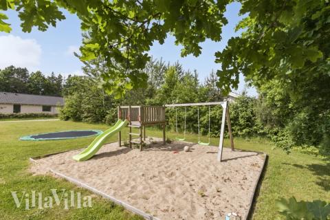 Till den trevliga sommarstugan nr 380 i Østjylland erbjuds en mängd utomhusaktiviteter, t.ex. lektorn och gungor