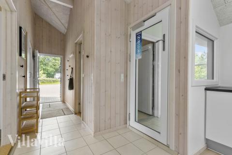 Den rymliga entrén i lyxstuga nr 380 i Østjylland