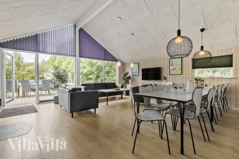 Det stora ljusa vardagsrummet i lyxstuga nr 380 för 14.