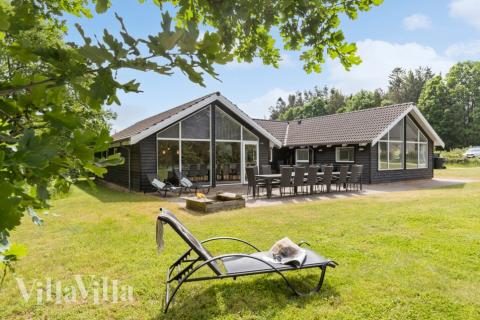 Den praktfulla poolstugan nr 380 med plats för 14 personer ligger i Østjylland