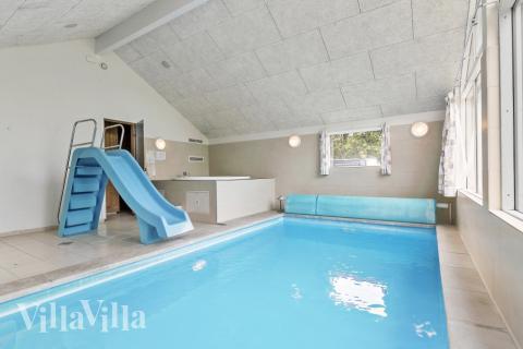 Sommarstuga 380 är inredd med en smakfull poolavdelning som har vattenrutschbana, ett stort inbyggt spapad och bastu