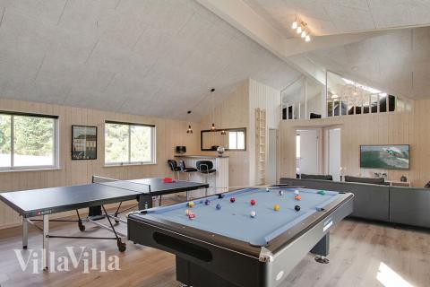 Lyxstuga 394 för 22 personer har ett stort aktivitetsrum med bl.a. biljard och dart